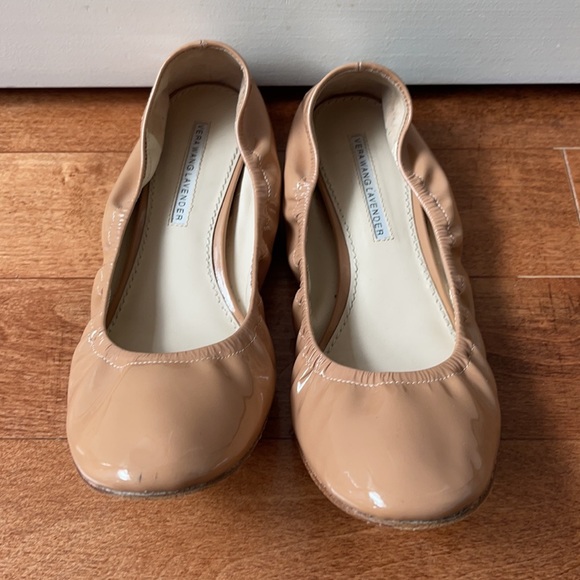 Cream coloured Vera Wang size 8.5 ballet slippers - Picture 3 of 3